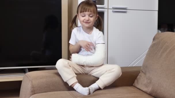 Alçıda Kırık Bir Kolu Olan Tatlı Üzgün Küçük Bir Kız — Stok video