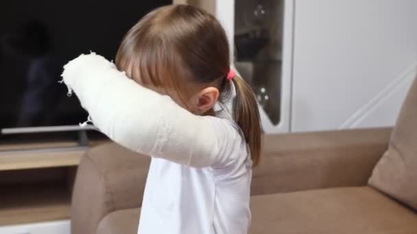 Kırık Kollu Neşeli Küçük Kız Eğleniyor Sallıyor — Stok video