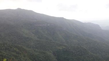 Mauritius: Kara nehir geçitlerinin dağ manzarası