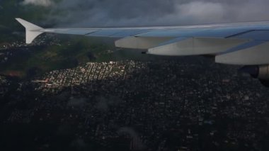 Uçak kanadı arazinin üzerinde.