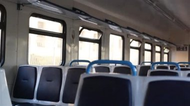 Salgın sırasında boş bir metro vagonu..