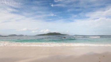 kumlu bir plajda okyanus dalgası