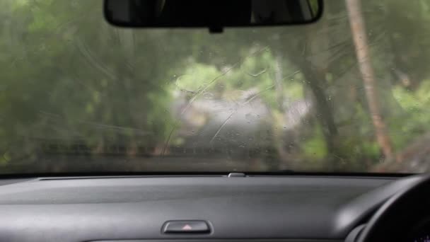 車のフロントガラスに雨が降り — ストック動画