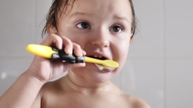 Diş hijyeni. Küçük mutlu bir kız dişlerini fırçalıyor..