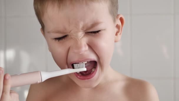 Portretul Unui Băiat Drăguț Care Spală Dinți Perie Electrică Baie — Videoclip de stoc