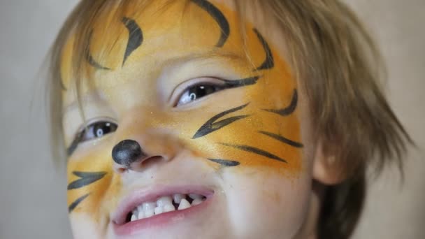 Piękna Młoda Dziewczyna Twarzą Malowane Jak Tygrys — Wideo stockowe