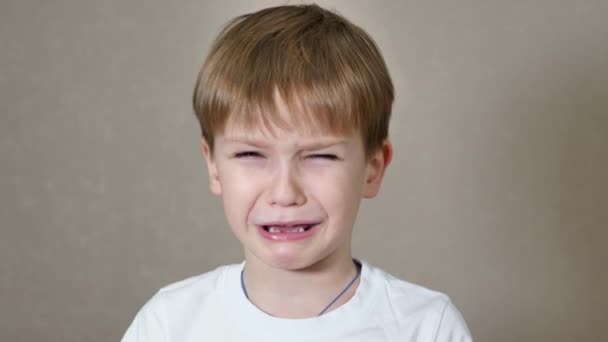 Мальчик Плачет Злится Возмущение Гнев — стоковое видео