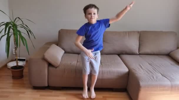 Mignon Petit Garçon Amuse Danser Maison Dans Chambre — Video