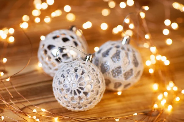 Noel Ağacı Süslemeleri Gümüş Toplar Yapımı Dantelle Bağlanır Tahta Bir — Stok fotoğraf