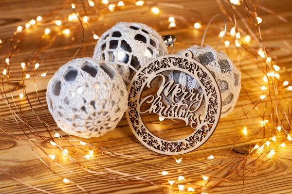 Parlak Gümüş Topları Mutlu Noel Mektuplarıyla Dolu Tahta Tabağı Olan — Stok fotoğraf