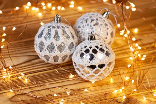 Çinde Parlak Gümüş Toplar Noel Işıkları Olan Bir Noel Kartı — Stok fotoğraf