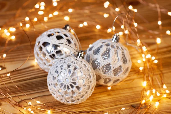 Çinde Parlak Gümüş Toplar Noel Işıkları Olan Bir Noel Kartı — Stok fotoğraf