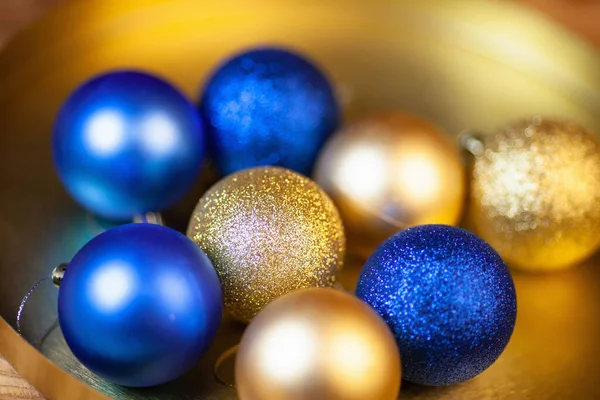 Parlak Altın Mavi Topları Noel Işıkları Olan Noel Kartı — Stok fotoğraf
