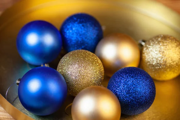 Parlak Altın Mavi Taşaklı Noel Kartı — Stok fotoğraf