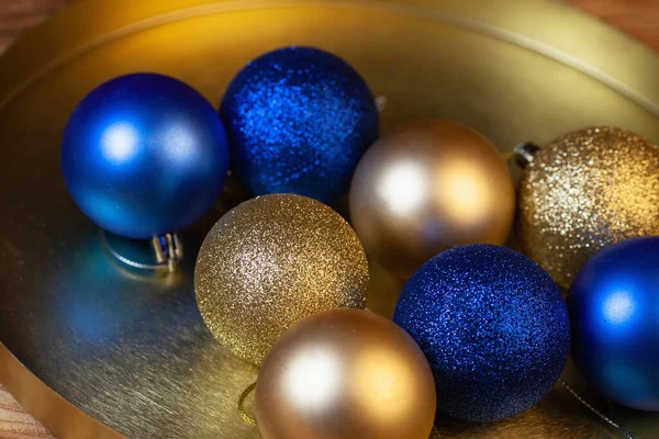 Tarjeta Navidad Con Brillantes Bolas Doradas Azules —  Fotos de Stock