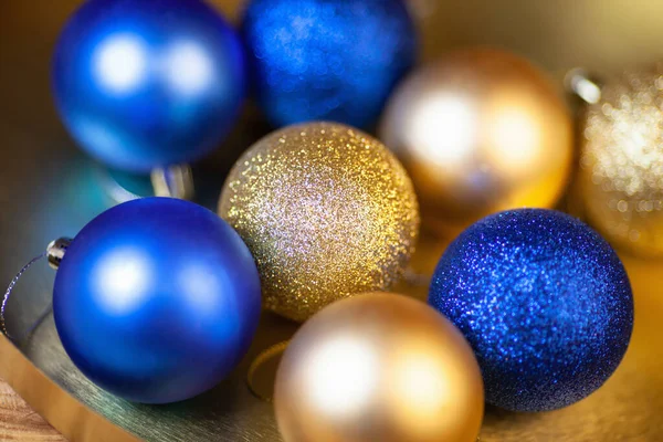 Tarjeta Navidad Con Bolas Brillantes Doradas Azules Plato Madera Con —  Fotos de Stock