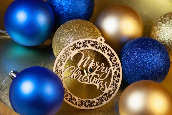 Parlak Altın Mavi Topları Olan Noel Kartı Mutlu Noel Mektupları — Stok fotoğraf