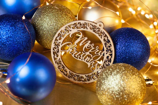 Kartu Natal Dengan Bola Emas Dan Biru Terang Piring Kayu — Stok Foto