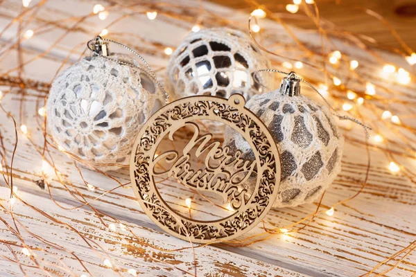 Noel Ağacı Süslemeleri Gümüş Toplar Yapımı Dantelle Bağlanır Üzerinde Mutlu — Stok fotoğraf