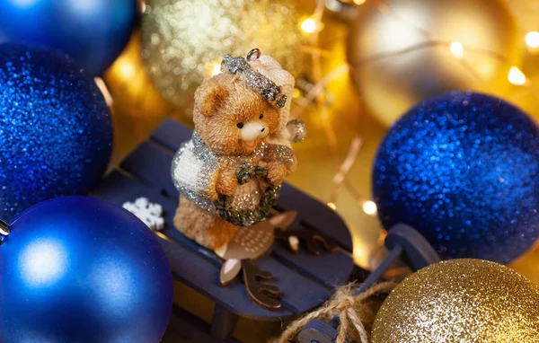 Фигурка Плюшевого Медведя Рождественском Наряде Деревянных Санях Среди Голубых Золотых — стоковое фото