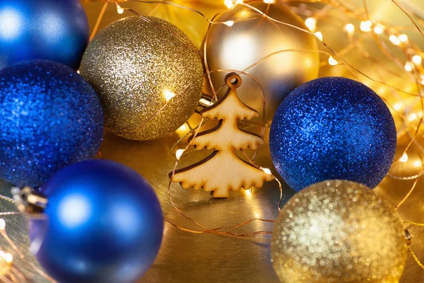 Noel Ağacının Ahşap Figürlü Noel Kartı Parlak Altın Mavi Toplar — Stok fotoğraf