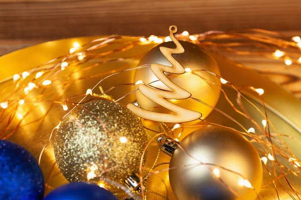 Noel Ağacının Ahşap Figürlü Noel Kartı Parlak Altın Mavi Toplar — Stok fotoğraf