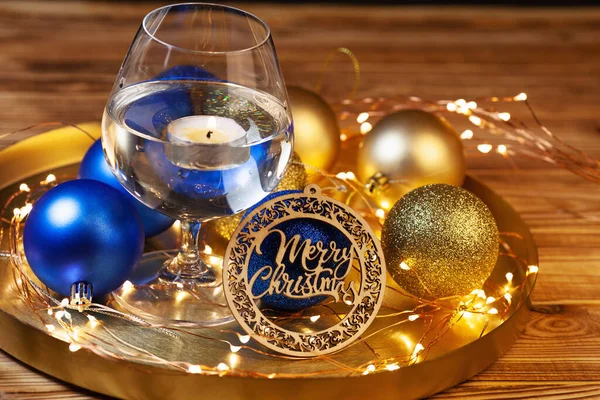 Noel Kartında Ahşap Tabakta Mutlu Noeller Yazıları Parlak Altın Mavi — Stok fotoğraf
