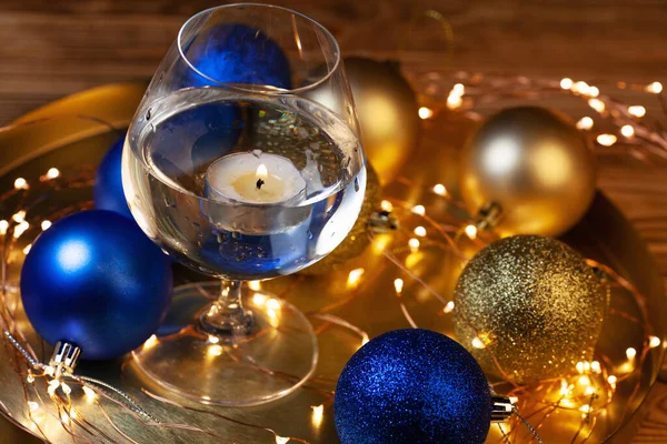 Parlak Altın Mavi Topları Olan Noel Kartı Bardağında Mum Noel — Stok fotoğraf