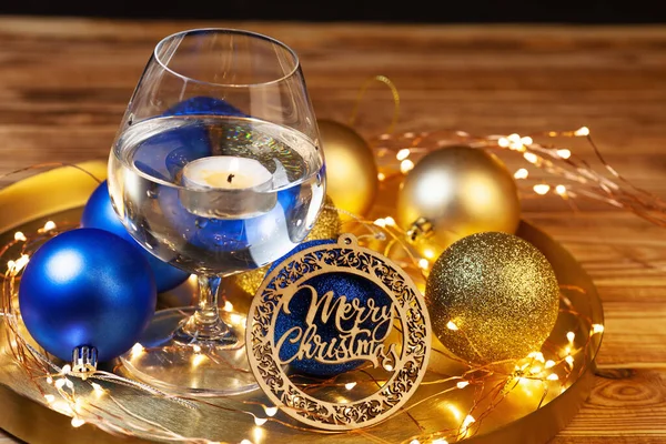 Noel Kartında Ahşap Tabakta Mutlu Noeller Yazıları Parlak Altın Mavi — Stok fotoğraf