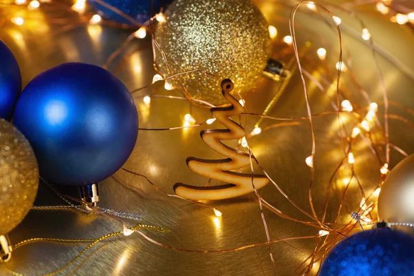 Świąteczna Kartka Drewnianą Figurą Choinki Jaskrawymi Złotymi Niebieskimi Kulkami Lampkami — Zdjęcie stockowe
