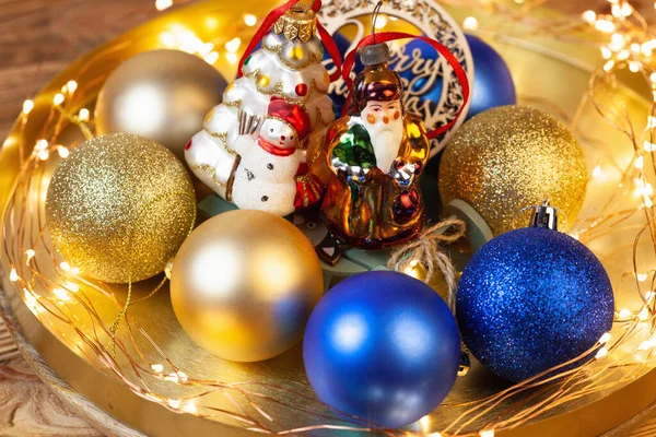 Noel Baba Figürü Noel Ağacı Mavi Altın Renkli Parlak Işıklı — Stok fotoğraf