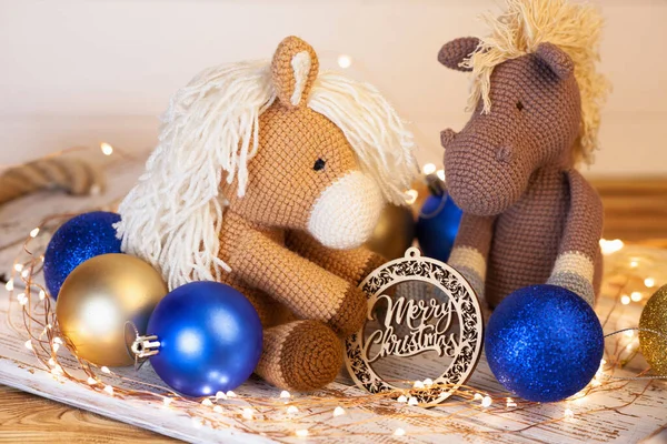 Чудесные Вязаные Мягкие Игрушки Пара Коричневых Лошадей Деревянная Тарелка Рождественскими — стоковое фото