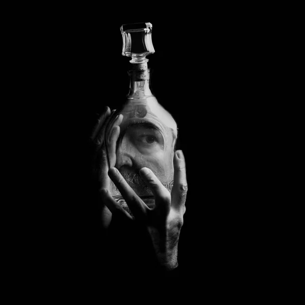 Han Ser Världen Genom Flaskornas Prisma — Stockfoto