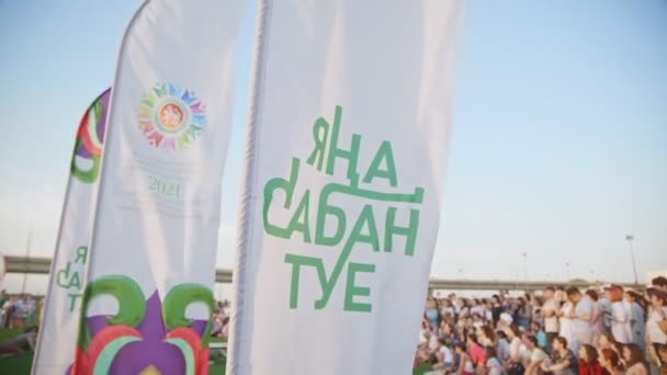 カザン タタールスタンロシア 2021年6月27日 言葉で旗を振る私はサバントゥイにいます 6月27日の伝統的な休日の飾り — ストック動画