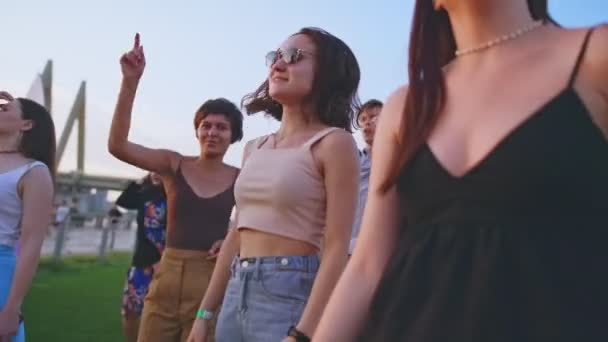 Kazan Tatarstan Russia Haziran 2021 Mutlu Bayanlar Yaz Parkında Günbatımında — Stok video