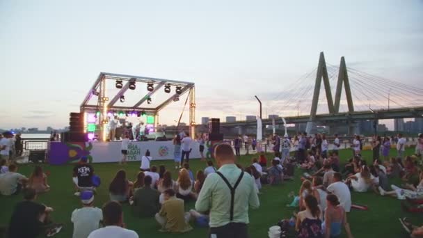 Kazan Tatarstan Rusko Června 2021 Lidé Užívají Koncert Zelené Louce — Stock video