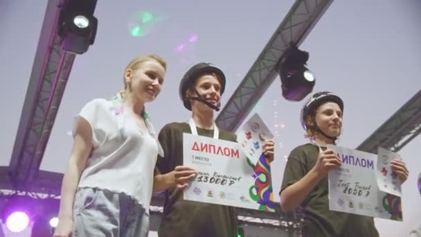 Kazan Tatarstan Russia 2021年6月27日 青少年运动员在晚上的节日舞台上展示获奖者的文凭 6月27日 运动员们在喀山庆祝节日 — 图库视频影像