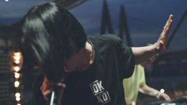 KAZAN, TATARSTAN RUSSIA - 27 Haziran 2021: Güzel bayan mikrofonlu şarkıcı akşam çekimlerinde sahnede şarkı söylüyor. Pop yıldızı 27 Haziran 'da Kazan' da konser verdi.