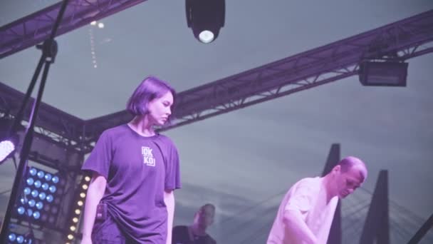 Kazan Tatarstan Russia 2021年6月27日 夜のスローモーションで紫の光を舞台に黒TシャツとDjの女性が登場 カザンでの6月27日の休日のお祝い中の音楽ショー — ストック動画