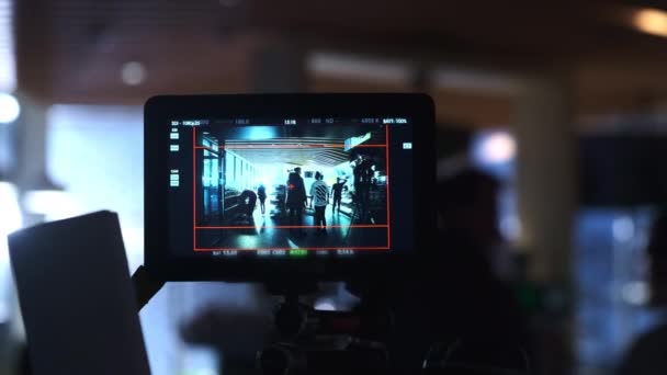 Equipe Comunica Trabalha Filmagens Semi Escuras Definidas Vista Pavilhão Através — Vídeo de Stock