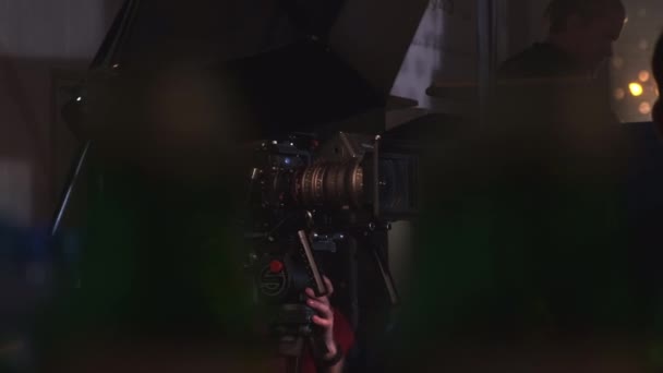 Filmrendező Nagy Teljesítményű Kamerával Dolgozik Forgatáson Operatőr Professzionális Felszereléssel Félsötét — Stock videók