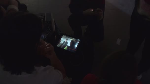 Film Yapımcıları Film Setindeki Mobil Cihazlar Vasıtasıyla Görüntüleri Izleyip Analiz — Stok video