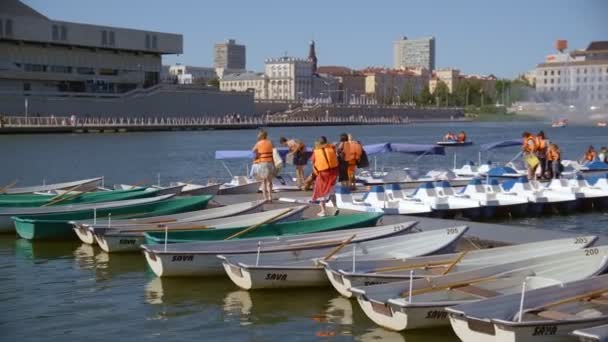 2021 Catamarans चलन शहर आकर — स्टॉक वीडियो