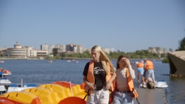 Kazan Tatarstan Russia Temmuz 2021 Can Yelekli Genç Kadınlar Sakin — Stok video