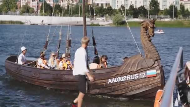 Kazan Tatarstan Russia Luglio 2021 Antica Nave Vichinga Stilizzata Con — Video Stock