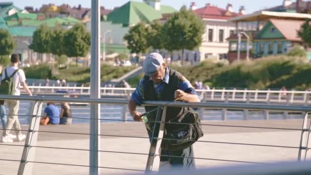 Kazan Tatarstan Russia Juli 2021 Senior Man Väst Fiskar Med — Stockvideo