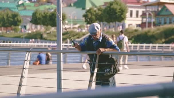 Kazan Tatarstan Russie Juillet 2021 Homme Mûr Avec Des Poissons — Video