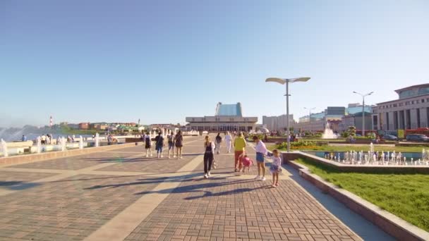 Kazan Tatarstan Russland Juli 2021 Breiter Gepflasterter Damm Mit Springbrunnen — Stockvideo
