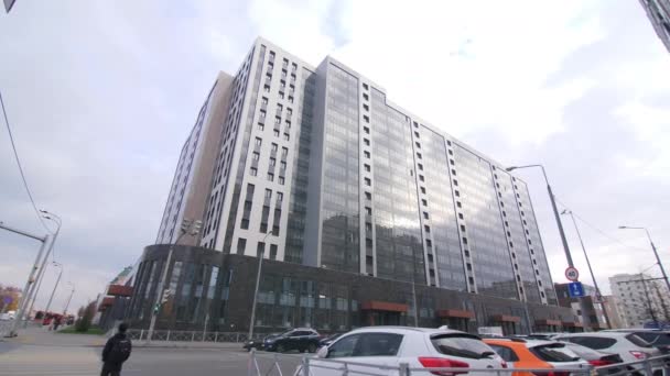 Edifício Residencial Highrise Com Fachada Vidro Com Estacionamentos Grande Distrito — Vídeo de Stock