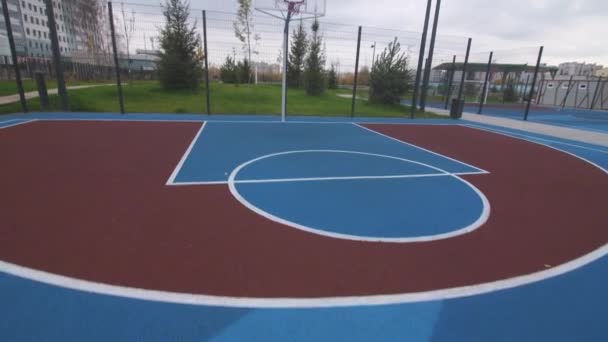 Basketbal Speeltuin Met Kleurrijke Baan Hoepel Stedelijk Park Lage Hoek — Stockvideo